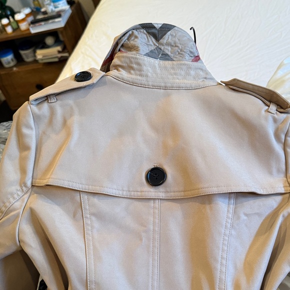EUC flawless Burberry trench size 2 - Picture 3 of 10